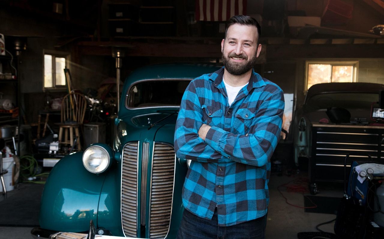 Jared, frente a un automóvil antiguo, habla de las bendiciones del Evangelio de Jesucristo
