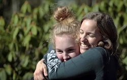 Una mujer abraza a su hija