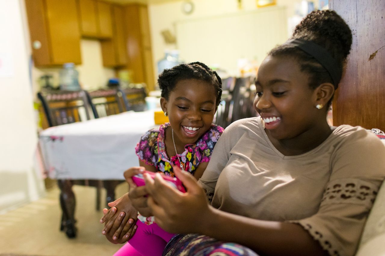 hermanas publicando en las redes sociales