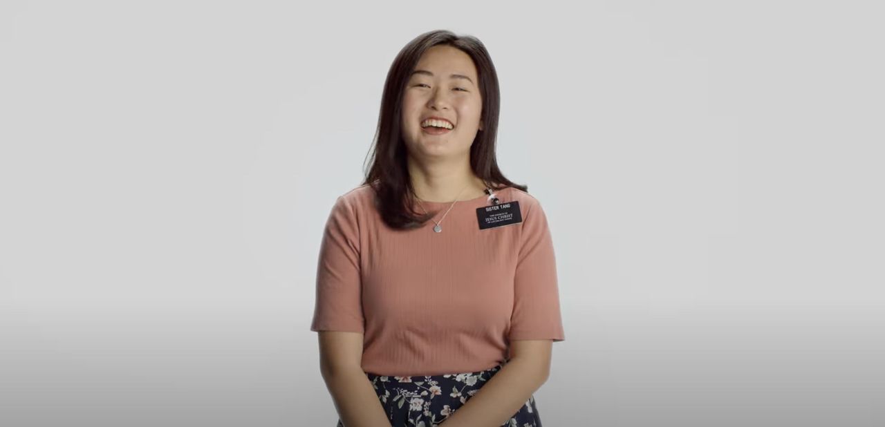 Una misionera en el video Conoce a los misioneros