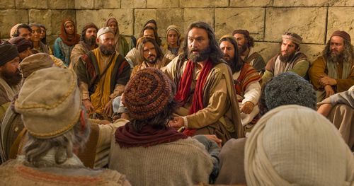 O apóstolo Pedro discursando para uma multidão