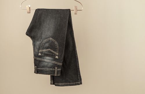 Jeans auf einem Kleiderbügel