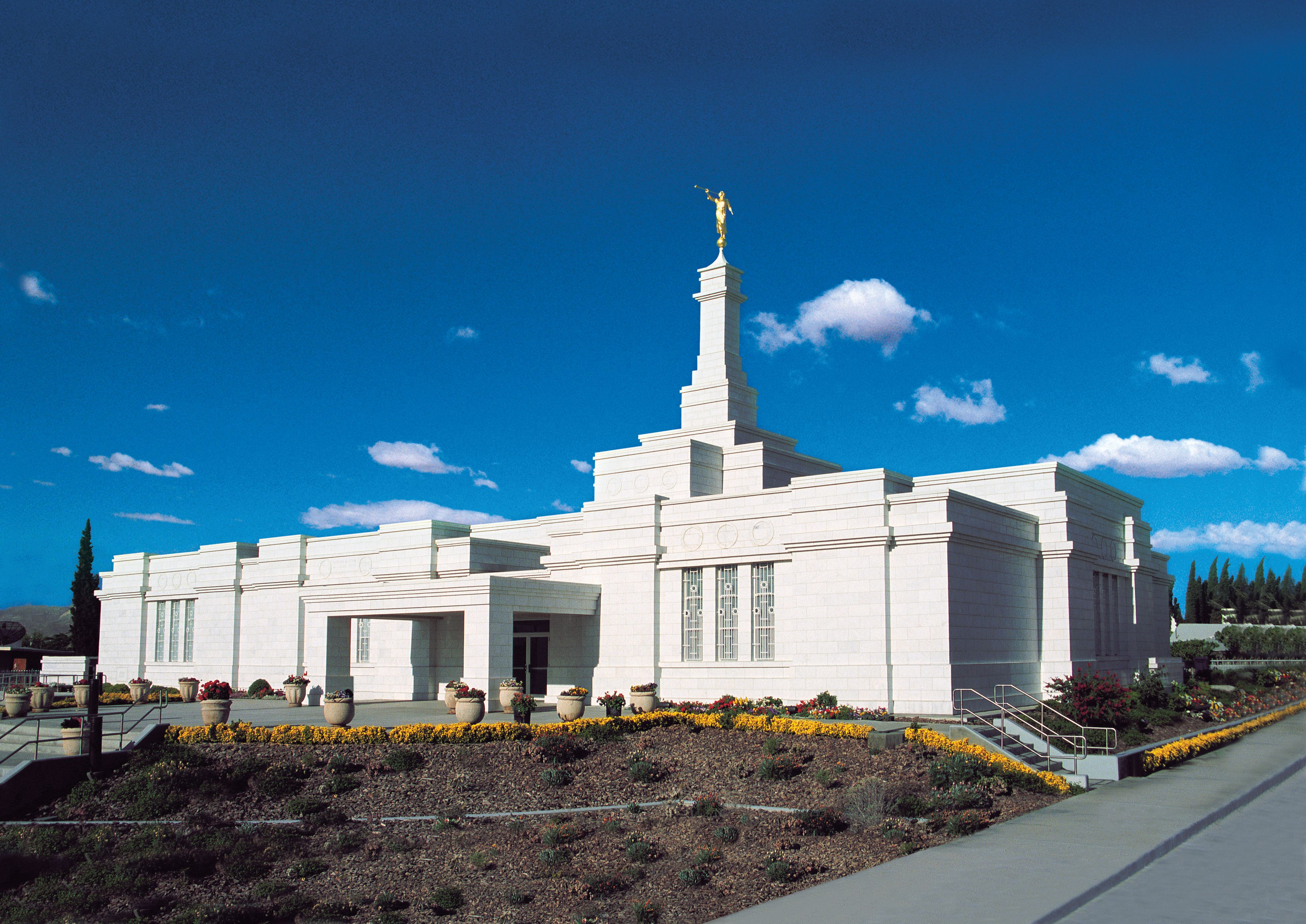 An exterior view of the Ciudad Juárez Mexico Temple in the daytime.