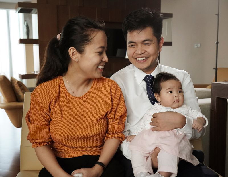 Một gia đình tận hưởng lẫn nhau và phúc âm của Chúa Giê Su Ky Tô