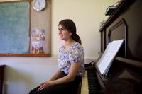 Uma jovem sorri ao pensar nas bênçãos do evangelho em sua vida