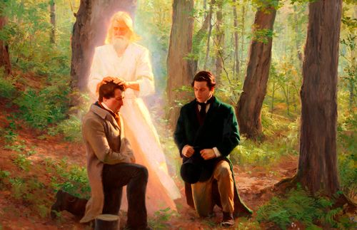 Иоанн Креститель возлагает руки на голову коленопреклоненного Джозефа Смита, а Оливер Каудери стоит на коленях рядом с ним