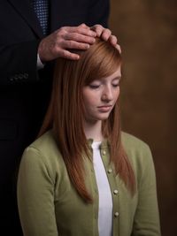 被按手的女青年