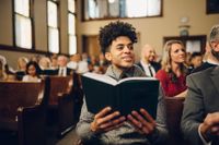 Un homme rend un culte à Dieu à l’église