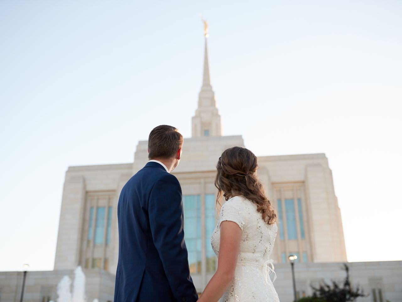 Una pareja de recién casados junto al templo justo después de casarse