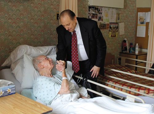 O presidente Monson cumprimentando um homem no hospital