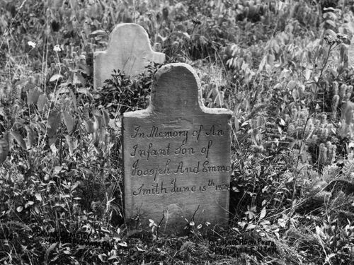 約瑟和愛瑪·斯密所生的男嬰的墓碑