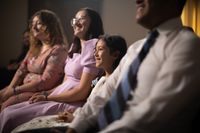 Uma família curtindo a igreja juntos