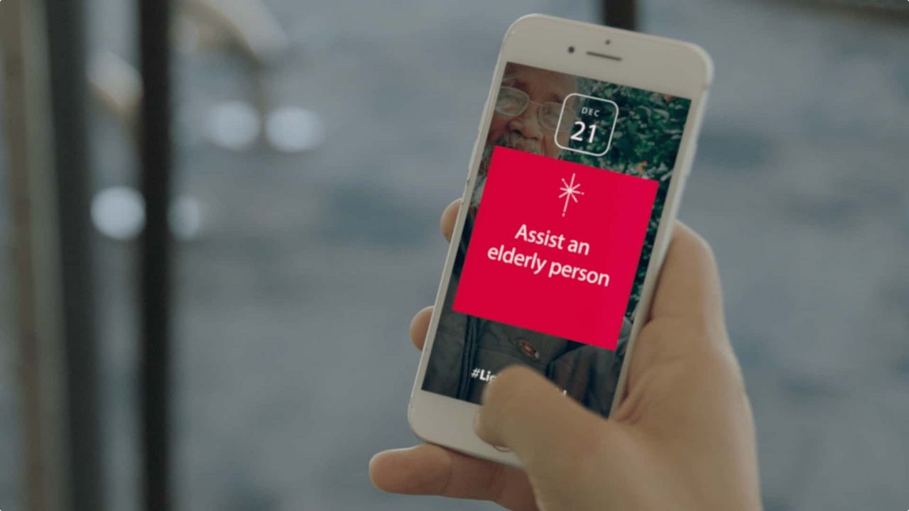 Una persona recibe una notificación de Ilumina el Mundo en su smartphone