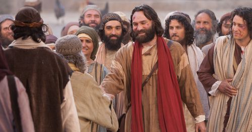 Etter å ha blitt slått, fortsetter Peter og Johannes å forkynne for folket i Kristi navn.