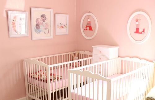 一幅救主畫像掛在兩張嬰兒床邊