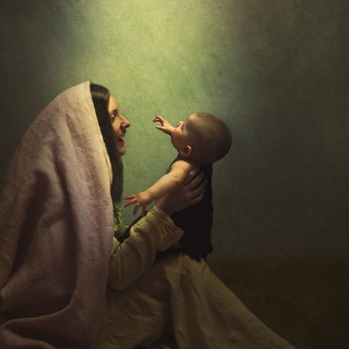 si Maria na nakangiti sa sanggol na si Jesus