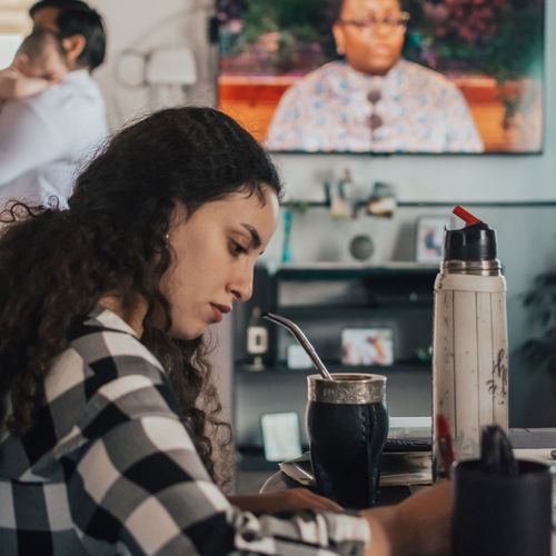 一位妇女在总会大会上作笔记