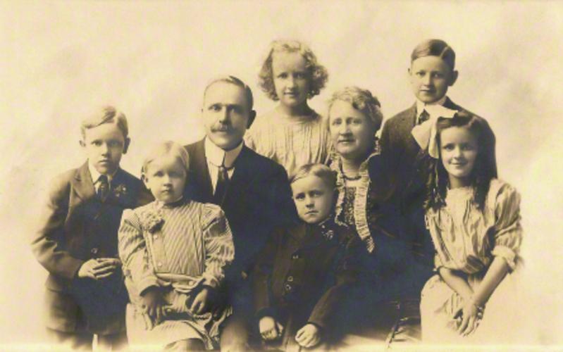 ジョセフ・メリル，アニー・メリル夫妻。子供たちとともに。1912年ころ撮影