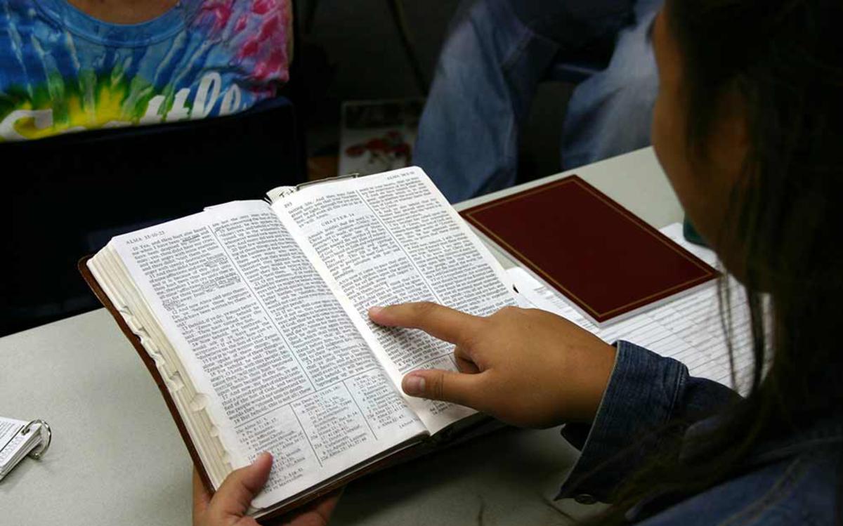 Mädchen liest in den heiligen Schriften