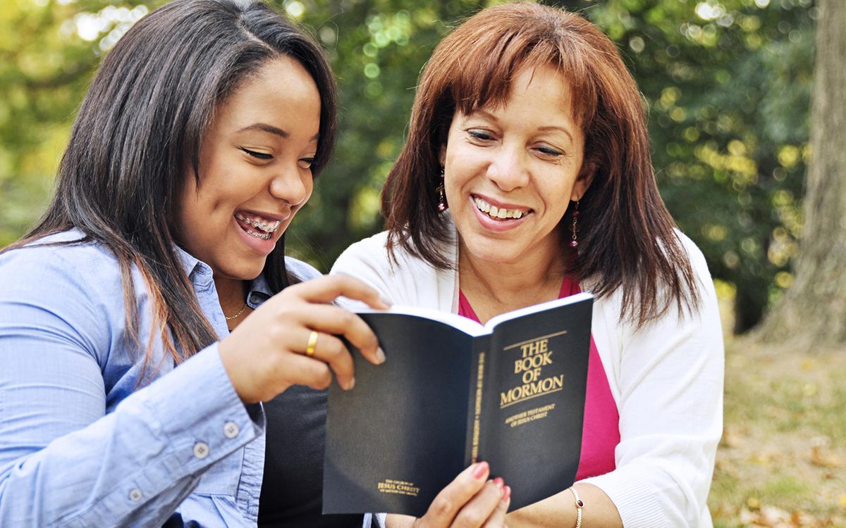 Mãe lendo as escrituras com a filha