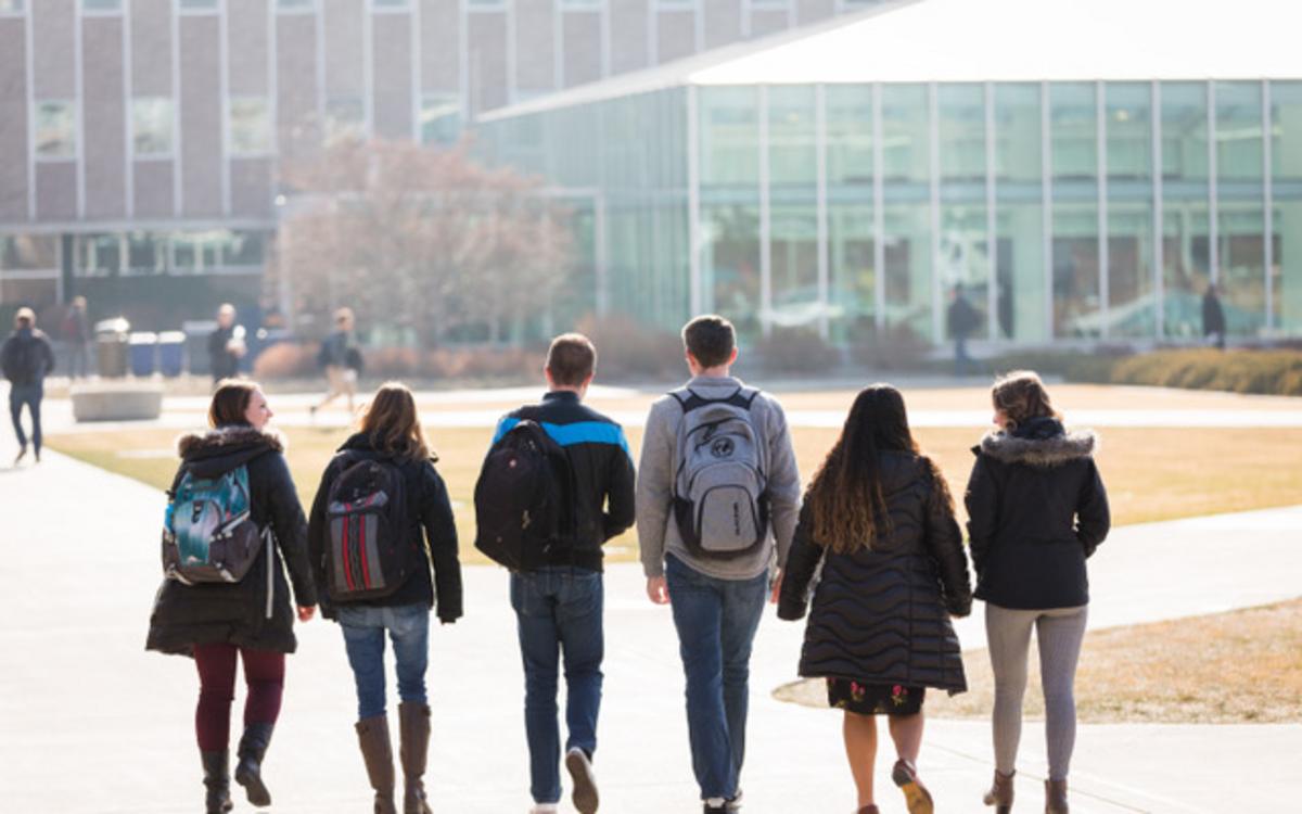 Alumnos caminando en un campus
